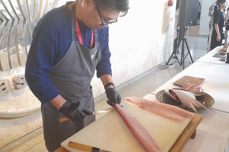 Gaya Koki Jepang Naoyuki Shimada: Memperkenalkan Fillet Ikan Yellowtail untuk Sashimi